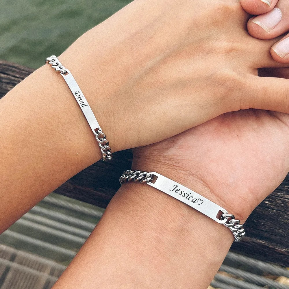 Ein Dutzend ewige Rosen & personalisiertes Armband Geschenkset